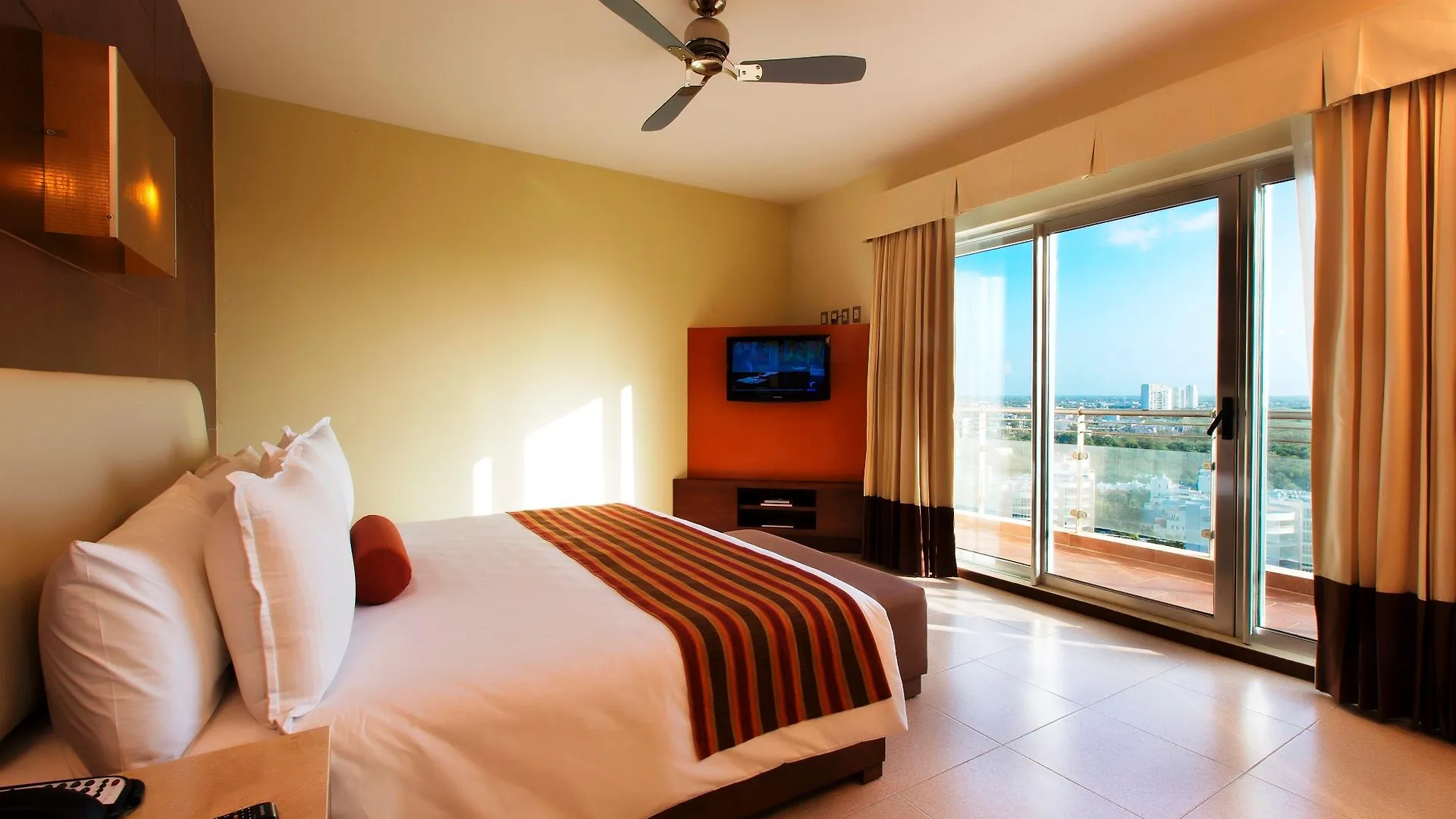 Hotel Krystal Urban Cancun & Beach Club