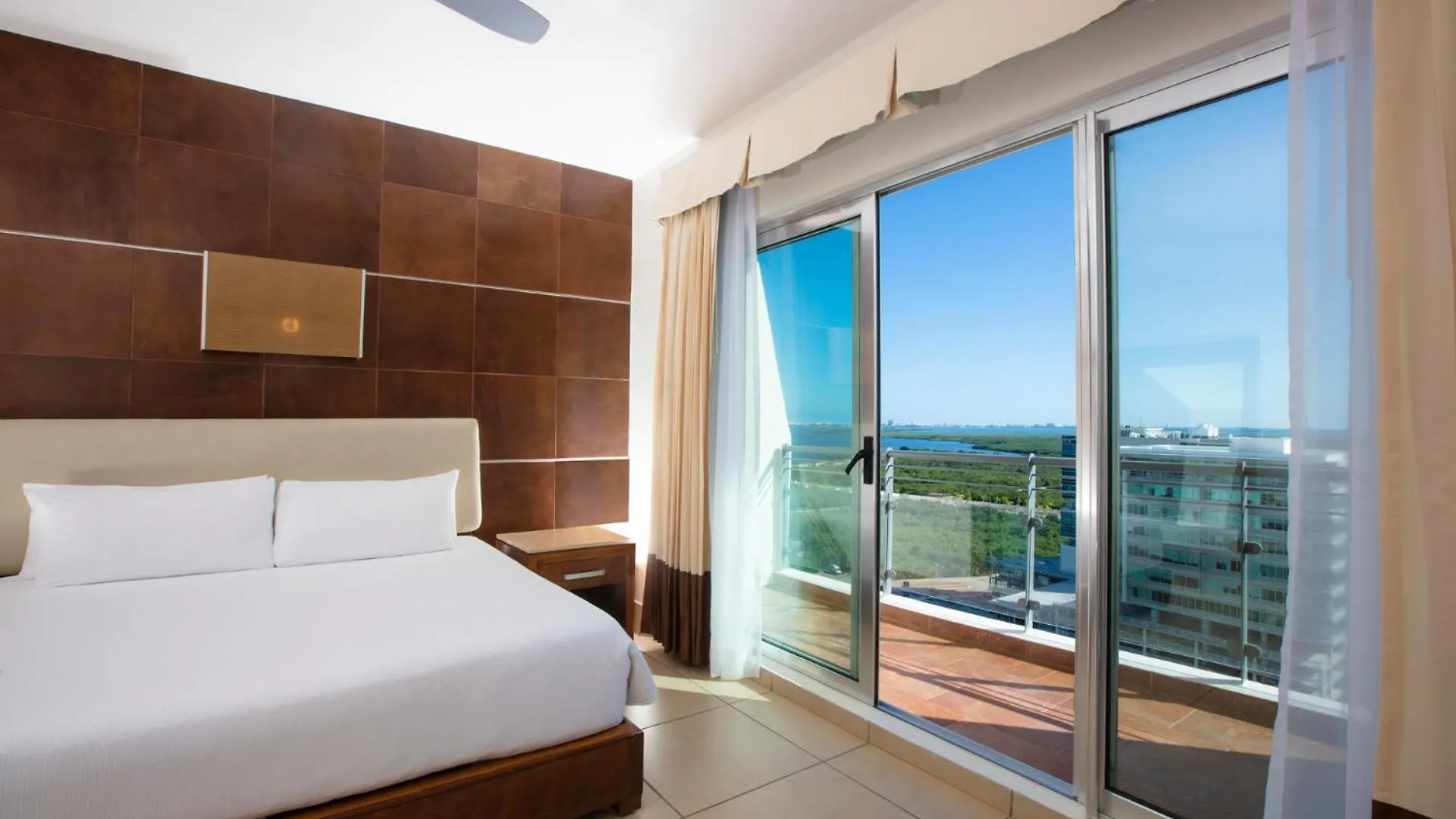 Krystal Urban Cancun & Beach Club Hotel