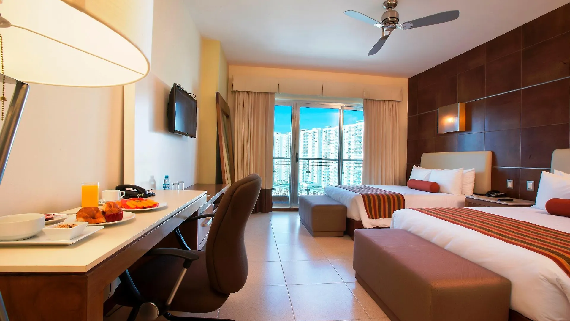 Krystal Urban Cancun & Beach Club 4*,