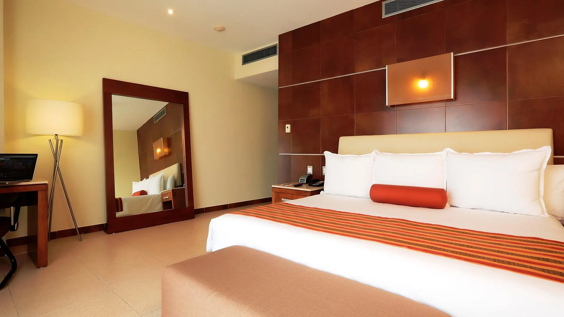 Krystal Urban Cancun & Beach Club
